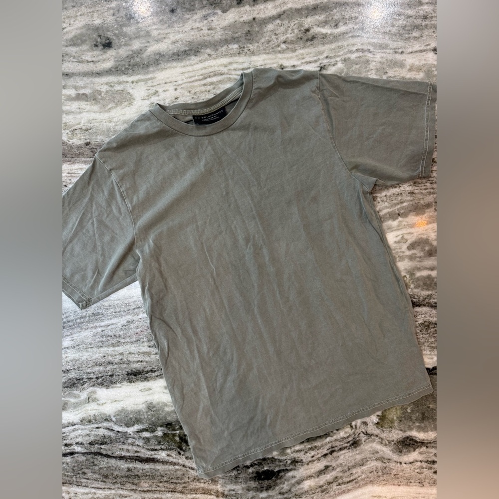 Men’s short sleeve tshirt size XS oversized fit